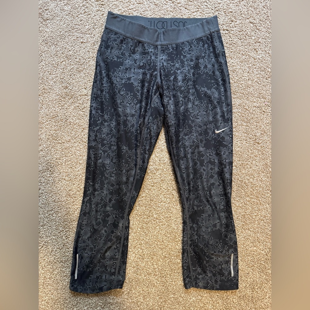 Nike women’s medium crop leggings gray and black